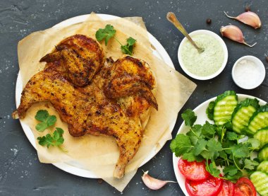 Sebzeli ve fıstık soslu Tapak rostosu. Yukarıdan ateş ediliyor.