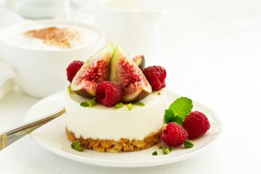 Lezzetli New York cheesecake taze incir ve ahududu. yakın çekim.