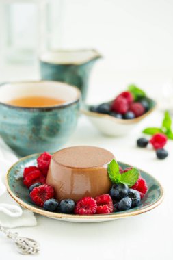 Ev yapımı lezzetli çikolata tatlı Panna cotta. Krem karamel, karamelli muhallebi, incir ile.