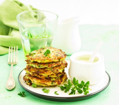 Kabaklı börek ve ekşi krema soslu bezelye.