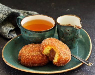 Tarçınlı çörek ve çikolatalı krema. Ev yapımı pişirme. Seçici odak.