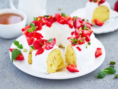 Kremalı ve çilekli vanilyalı kek..