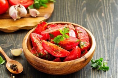 Meze tuzlu domates sarımsak ve otlar ile.