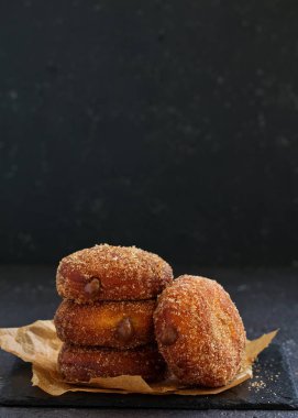 Tarçınlı çörek ve çikolatalı krema. Ev yapımı pişirme. Seçici odak.