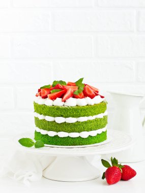 Ispanaklı, kremalı ve çilekli kek. Sevgililer Günü.