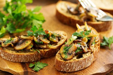 Kızarmış mantarlı, soğanlı ve maydanozlu.