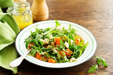 Balkabaklı salata, feta ve roka. - Evet. Seçici odak