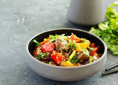 Tatlı ve ekşi soslu Çin sebzeleri. Seçici odak