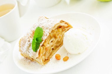 Tarçın ve dondurma topu ile elma strudel.