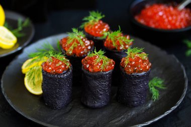 Mürekkep balığı mürekkebi kırmızı havyar ile krep. Rus mutfak.