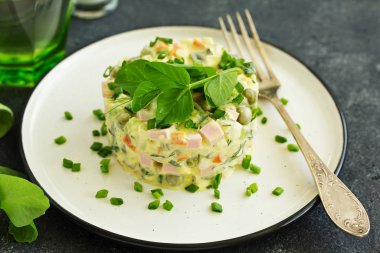 Geleneksel Rus salatası 