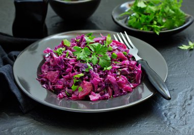 Kırmızı lahana salatası elma ile bir yılbaşı tablo bir tabak güveç.