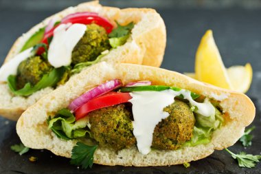 Taze falafel topları. Pita kekinde koyu bir arka planda..