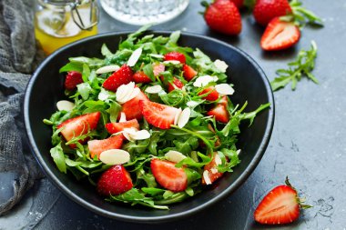 Roka, çilek ve badem ile taze salata. Seçici odak.