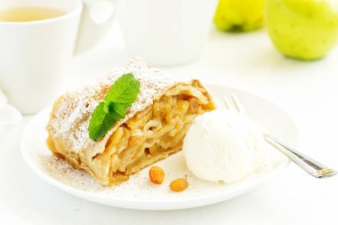 Tarçın ve dondurma topu ile elma strudel.