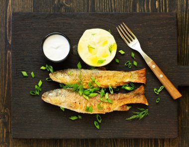 Fried nehir alabalığı. Yukarıdan görüntülemek.