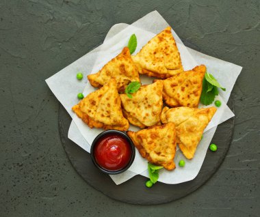 Asya yemekleri. Domates soslu vejetaryen samsa (samosas)