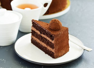 Çikolatalı pasta. Bir dilim çikolatalı pasta. Seçici odak