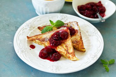 Kiraz soslu Fransız tostu..