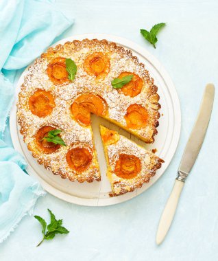 Kayısı ve badem ile Bisküvi pasta.