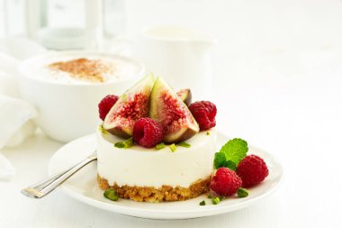 Lezzetli New York cheesecake taze incir ve ahududu. yakın çekim.