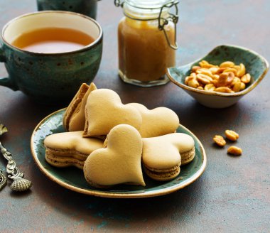 Fransız pasta makaron. Kalp şekli. Sevgililer günü. Seçici odak