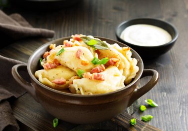 köfte patates soğan ve domuz pastırması sos ile. Varenyky, vareniki, pierogi, pyrohy.