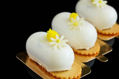 Lezzetli çok katmanlı çikolatalı mus keki..