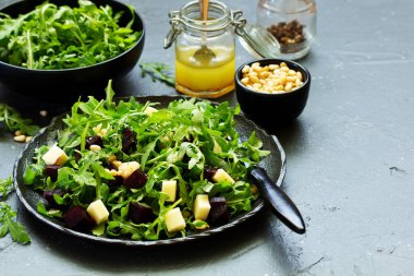 Roka, pancar ve peynir, taze salata.