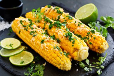 Meksika baharatlı haşlanmış mısır, tereyağı, kişniş.