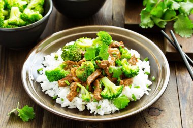 Brokoli ve pirinç ile sığır eti. Asya mutfağı.