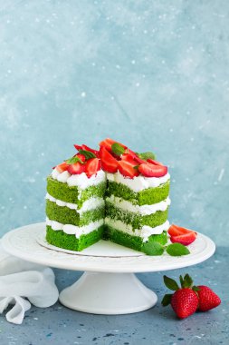 Ispanaklı, kremalı ve çilekli kek. Sevgililer Günü.