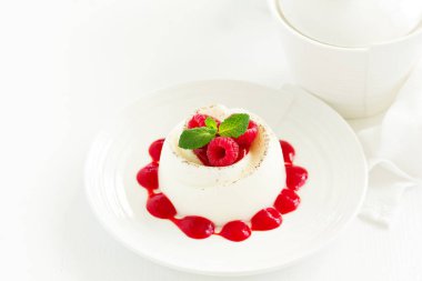 Lezzetli İtalyan tatlı panna cotta çilek ve berry sos ile. Sevgililer günü.