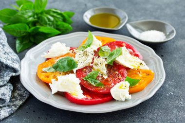 Domates salatası, mozzarella ve fesleğen. İtalyan yemeği..