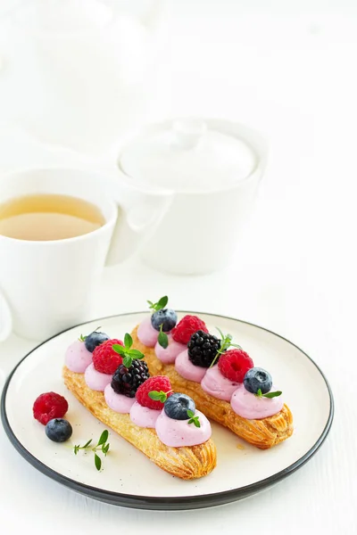 Hausgemachte Eclair Mit Schokolade Und Nüssen Gebäck — Stockfoto