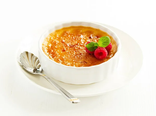 Creme Brulee Dessert Mit Karamellkruste Und Beeren — Stockfoto