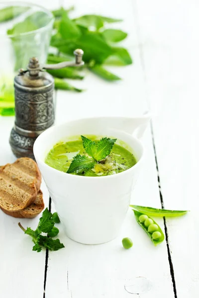 Sopa Guisantes Verdes Con Croutons Sobre Fondo Rústico Madera —  Fotos de Stock