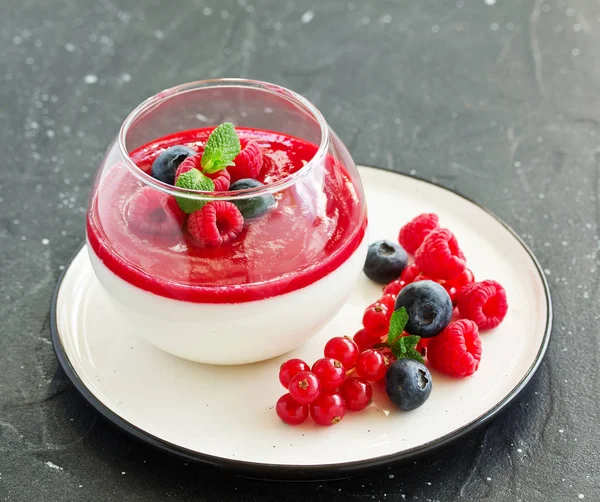 Delicioso Postre Italiano Panna Cotta Con Bayas Salsa Bayas Día — Foto de Stock