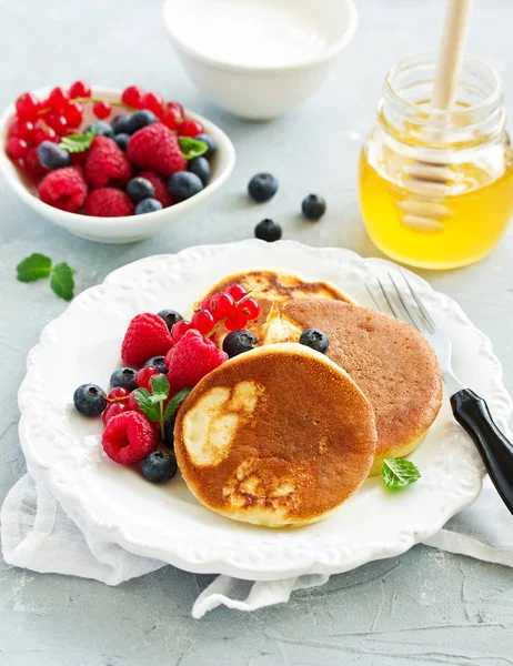 Desayuno Panqueques Queso Cottage Buñuelos Cuajada Con Frambuesa Fresa Arándanos — Foto de Stock