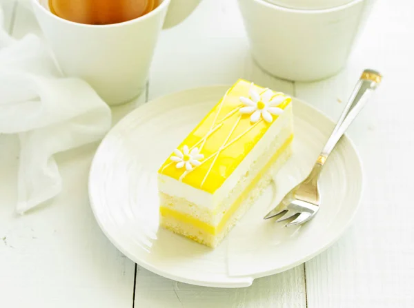 明るい背景にレモン ケーキ — ストック写真