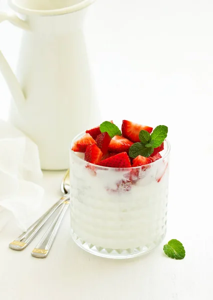 Yogurt Con Fragole Colazione Dietetica — Foto Stock