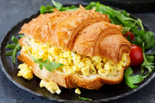 Breakfast Croissant Scrambled Eggs Salad — Stock Photo, Image