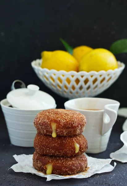 Donuts Com Canela Creme Limão Cozimento Caseiro Foco Seletivo — Fotografia de Stock