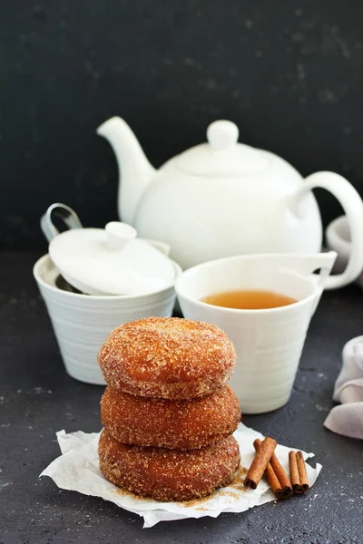 Donuts Com Canela Creme Chocolate Cozimento Caseiro Foco Seletivo — Fotografia de Stock