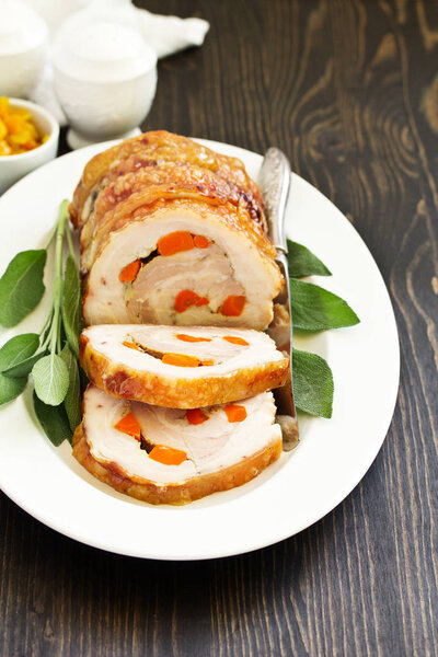 Жареная свинина, фаршированная морковью и чесноком. Праздничное блюдо
.