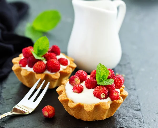 Wild Strawberry Tartlets Cream Filling Delicious Summer Fruit Mini Tarts — Stock Photo, Image