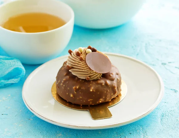 A cake with caramel and bananas inside, glazed with nuts.