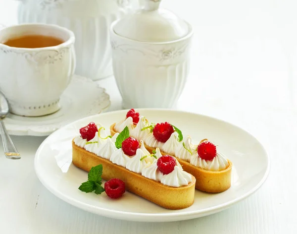 Torta Limão Com Merengue Framboesas — Fotografia de Stock