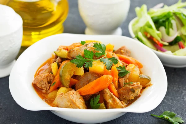 Guisado Carne Com Molho Tomate Uma Panela Fundo Madeira Azu — Fotografia de Stock