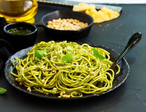 Spaghetti Pesto Arugula Pine Nuts — Stock Photo, Image